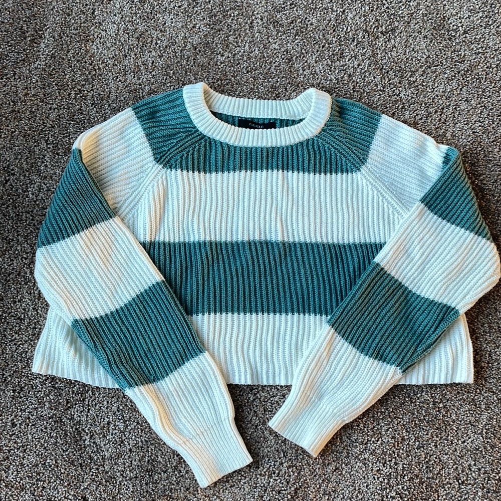 Forever 21 sweater in the size small!